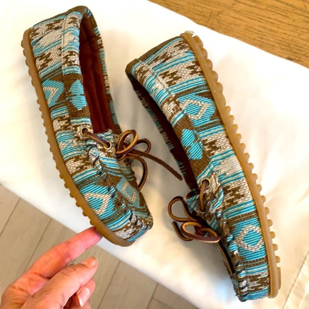 MINNETONKA SOUTHWESTERN MOTIF MOCASSINS.  … - Picture 3 of 8